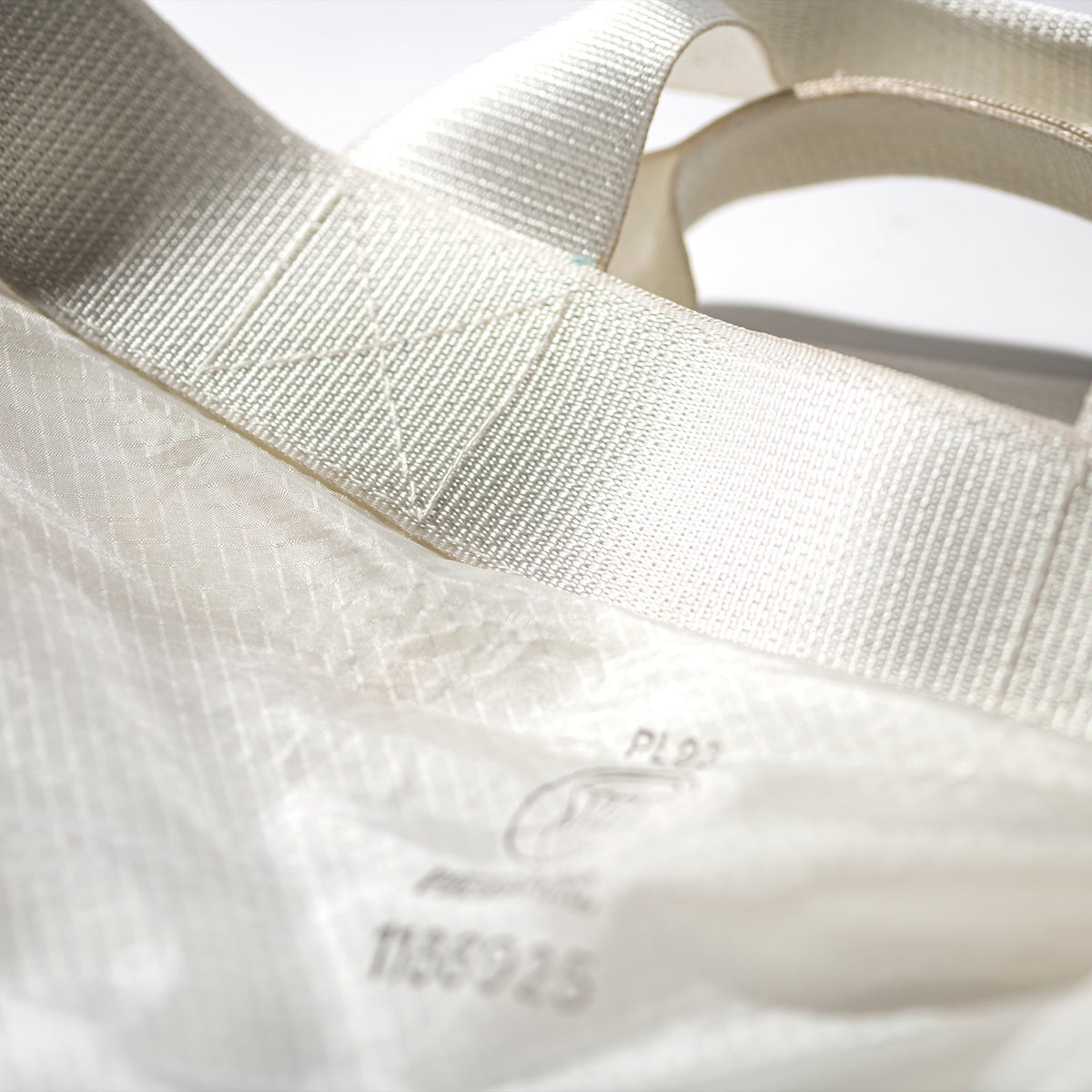 Puebco Vintage Parachute Light 2-Way Bag / White — view 2
