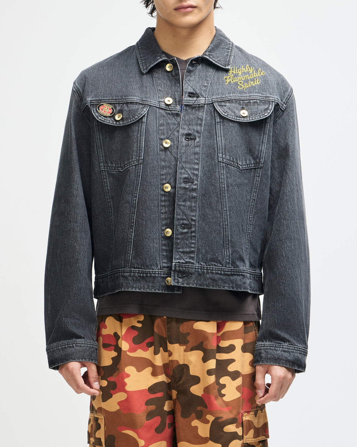 unchained-trucker-jacket-washed-black|Model