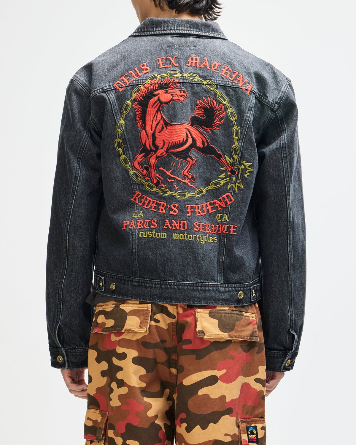 unchained-trucker-jacket-washed-black|Model