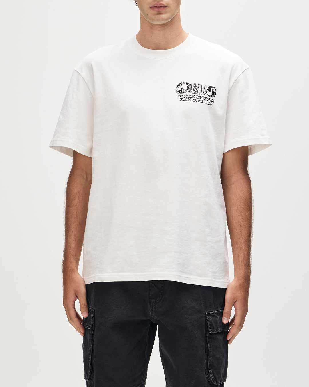 labyrinth-tee-vintage-white|Model