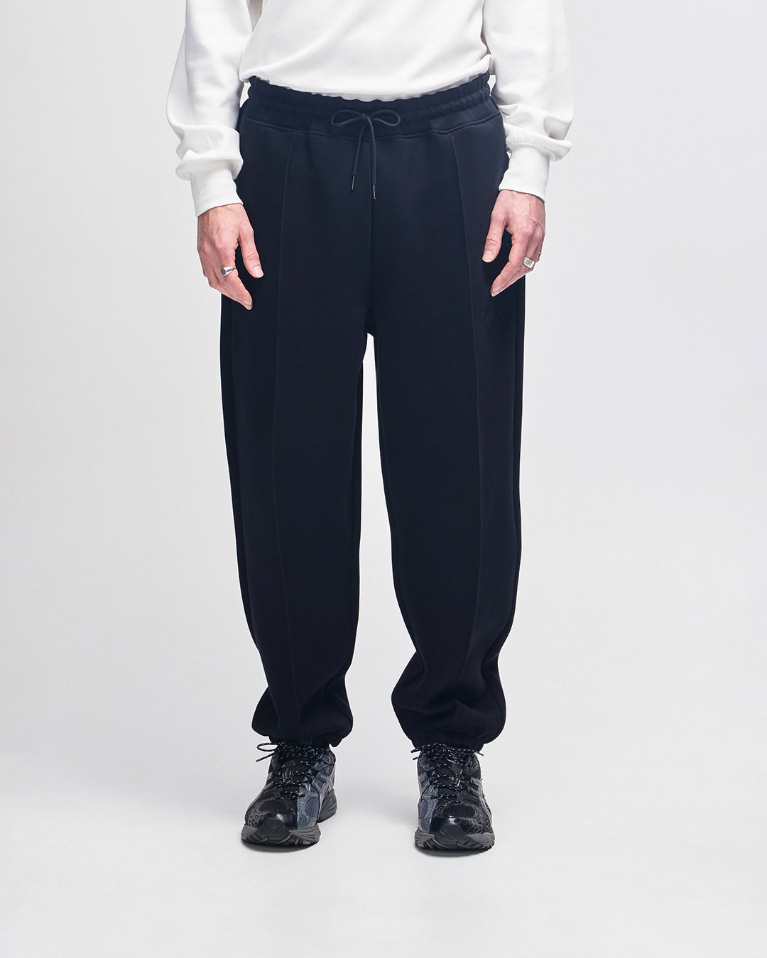mini-trackpant-black|Model