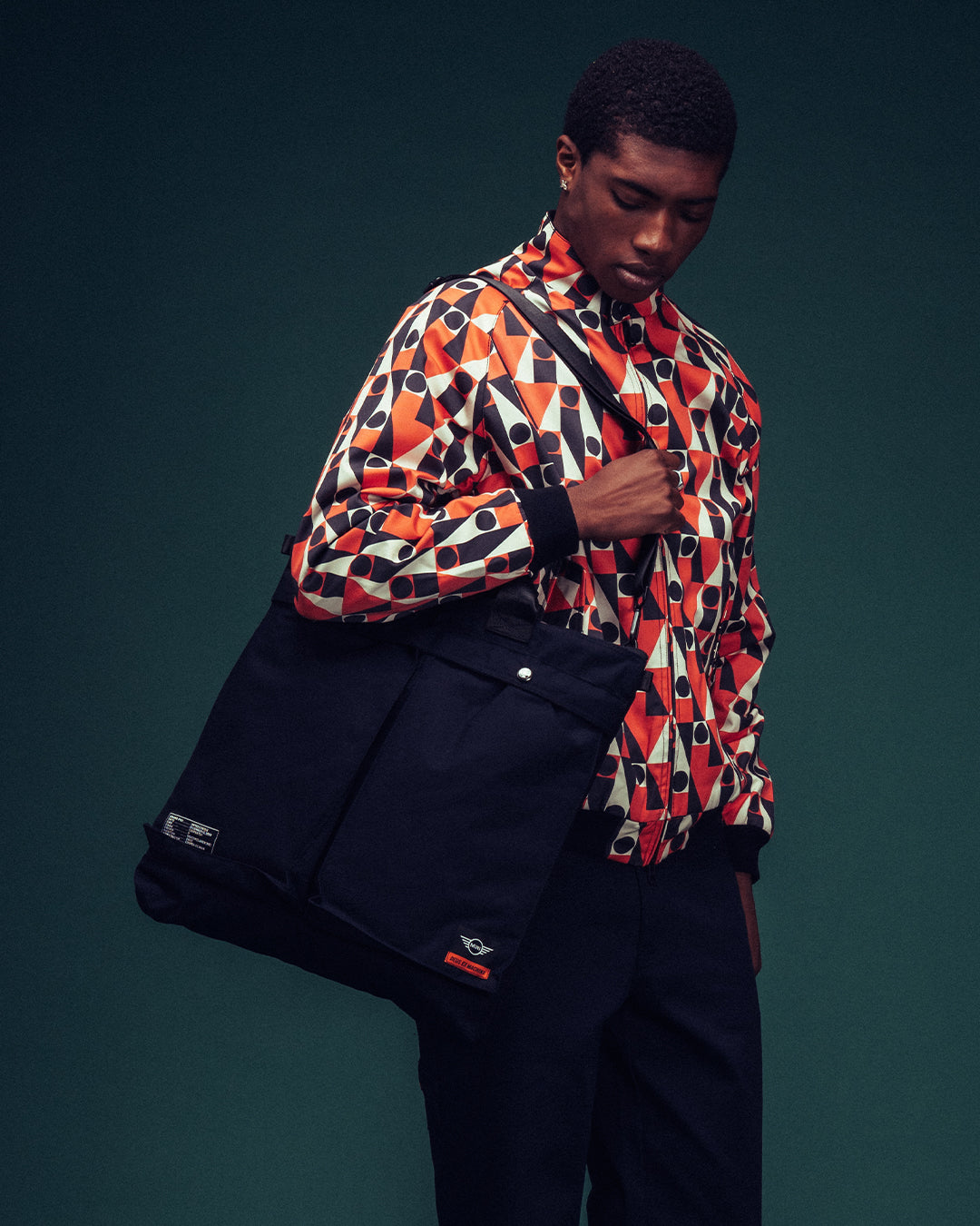 mini-helmet-tote-black|Model