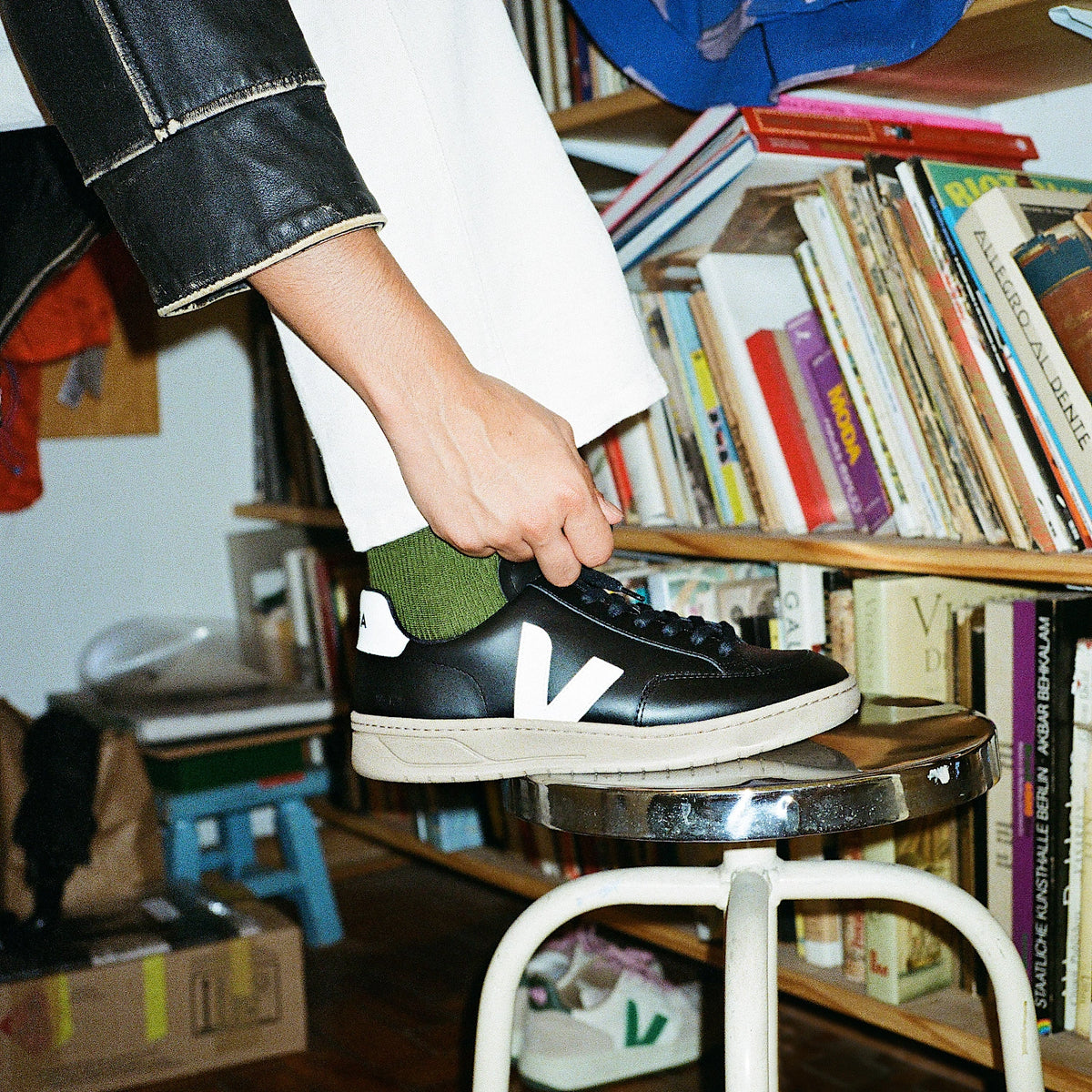 Veja V-12 — Black/White/Dune — view 4
